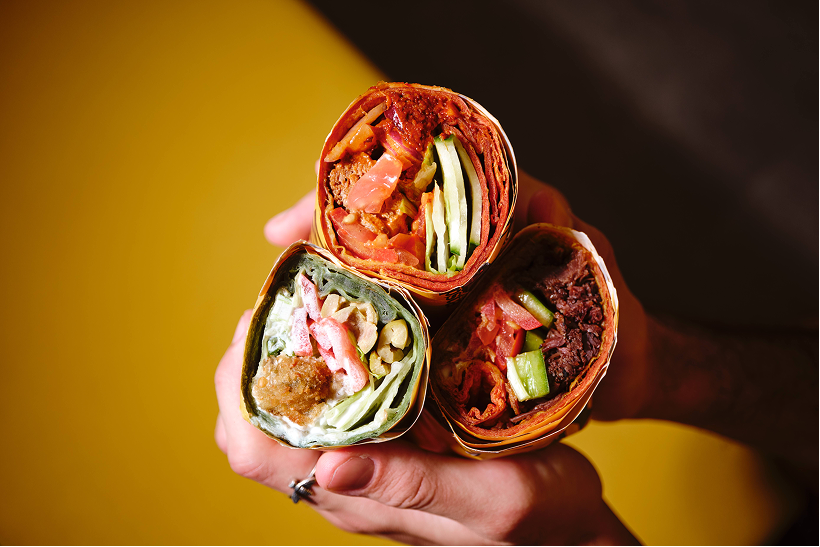 Wrap bárányhússal Budapesten – fűszeres bárány, ropogós saláta és paradicsom meleg flatbread-ben